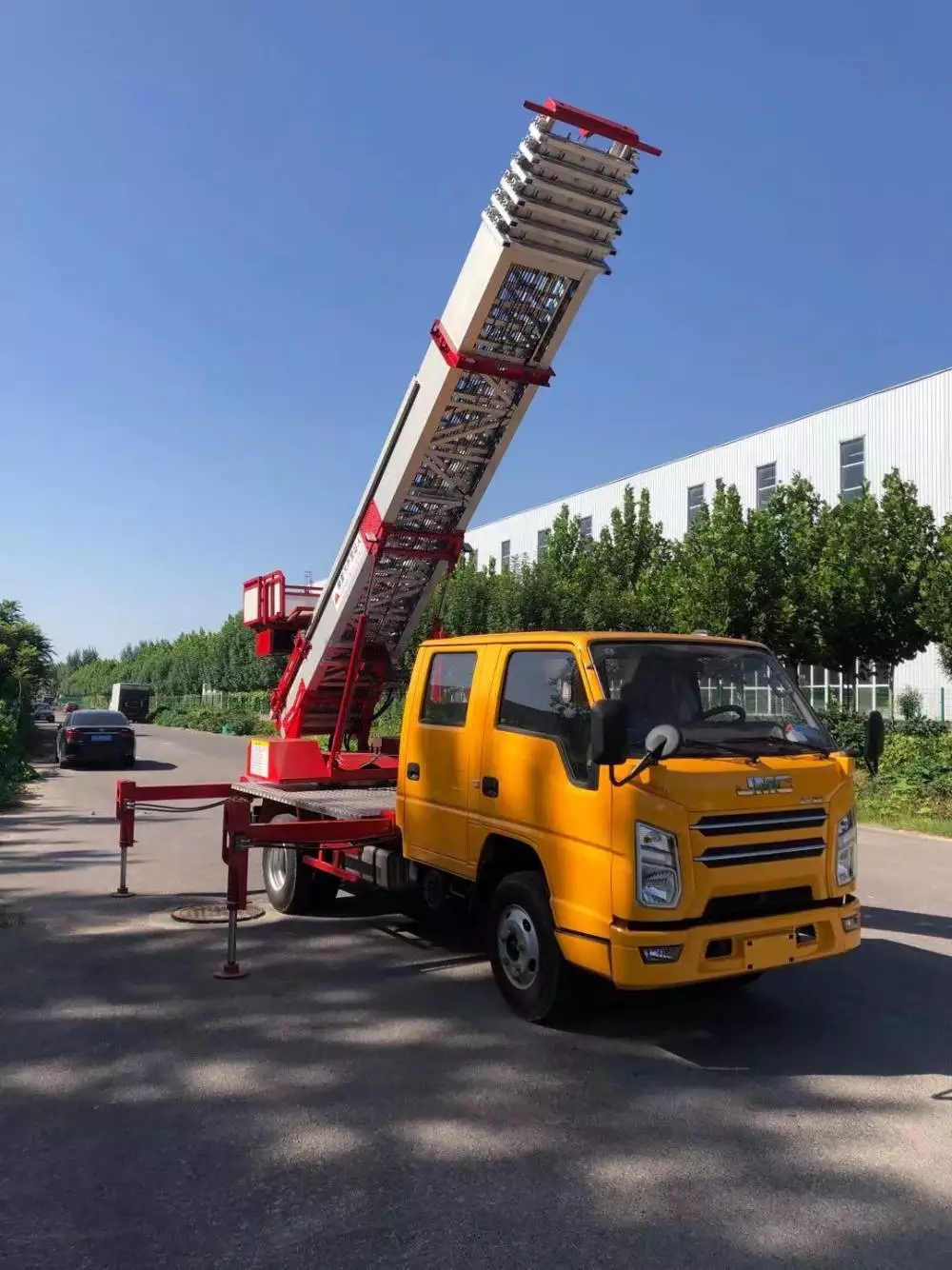 合肥庐阳附近的云梯车出租服务：轻松解决高空作业需求